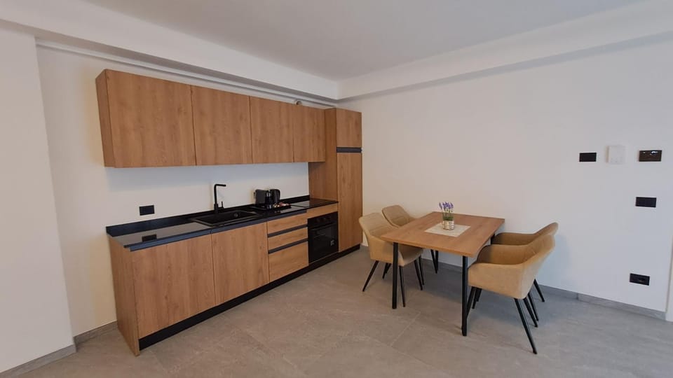 Coffee/tea facilities, Kitchen or kitchenette, Dining area, stove