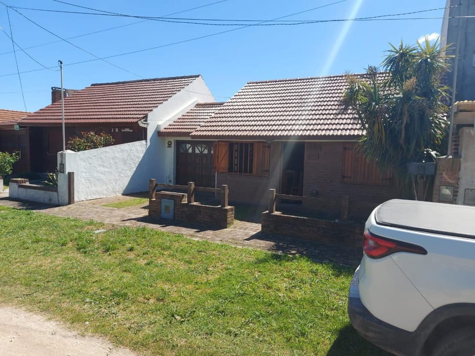 Property building, Day, Neighbourhood, Street view, Parking