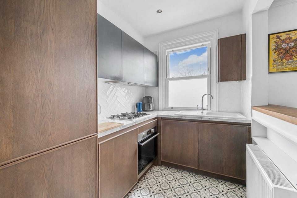 Stylish 2-Bedroom Maisonette with Private Roof Terrace in Putney House in London