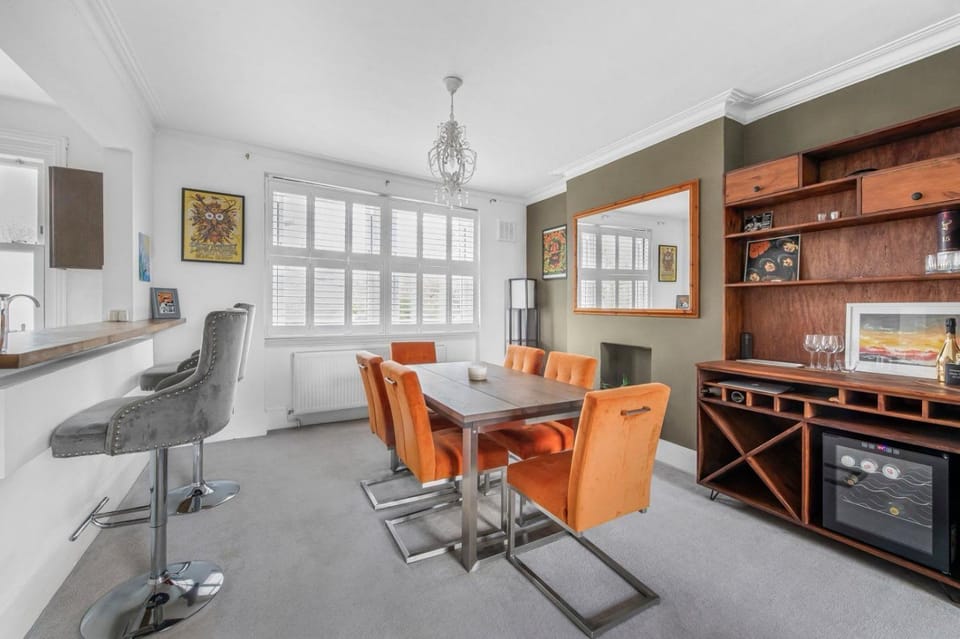 Stylish 2-Bedroom Maisonette with Private Roof Terrace in Putney House in London