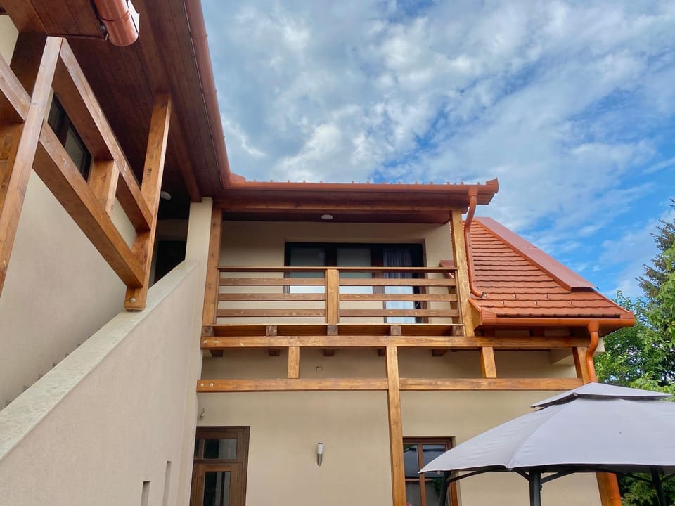Property building, Balcony/Terrace, Inner courtyard view