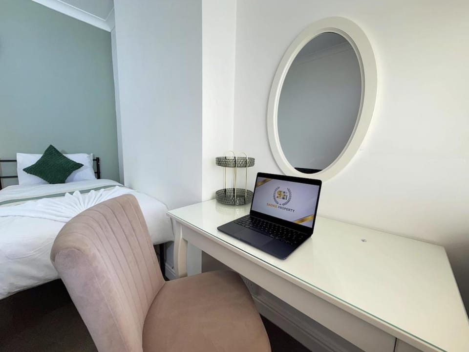 Family & Work Stay - Garden, Parking & Workspace House in Southend-on-Sea