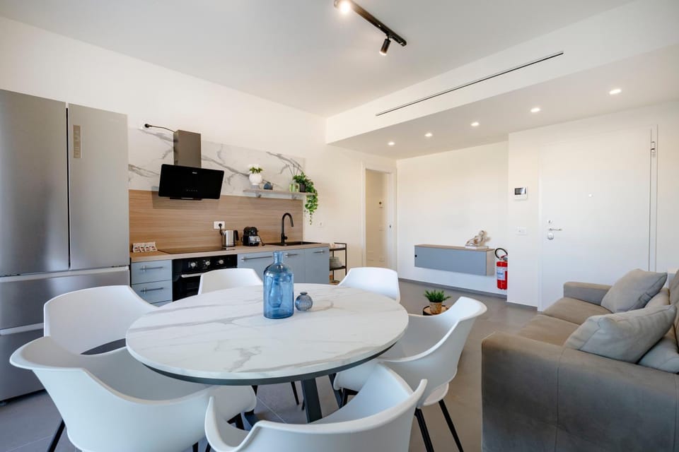 TV and multimedia, Kitchen or kitchenette, Living room, Seating area, Dining area, oven