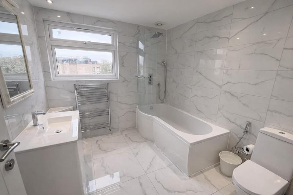 Modern Luxury London House - 9 bed - 4 bathroom House in London Borough of Ealing