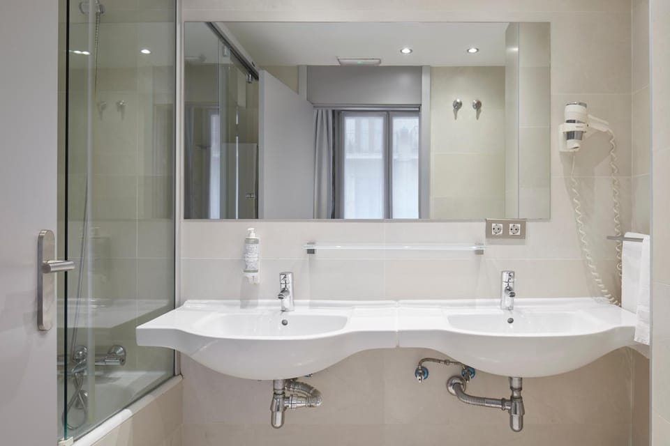 Bathroom, Bath, towels