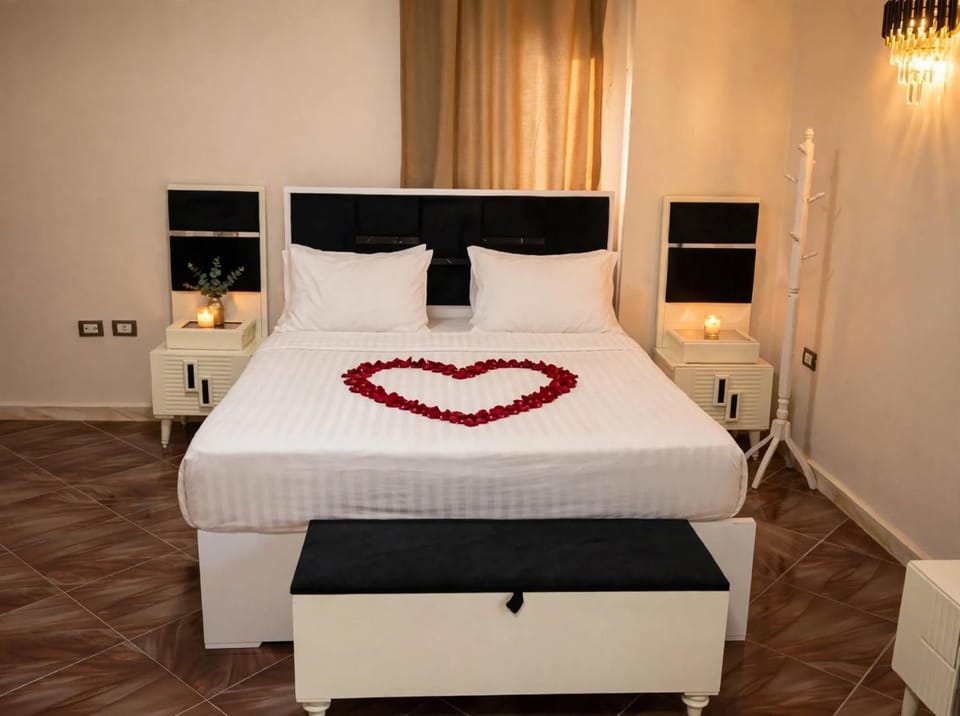 Bed, TV and multimedia, Photo of the whole room, Bedroom