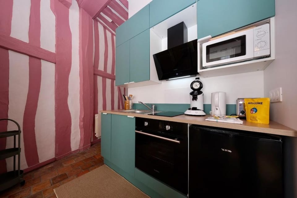 Coffee/tea facilities, Kitchen or kitchenette, dishwasher, oven, stove, toaster