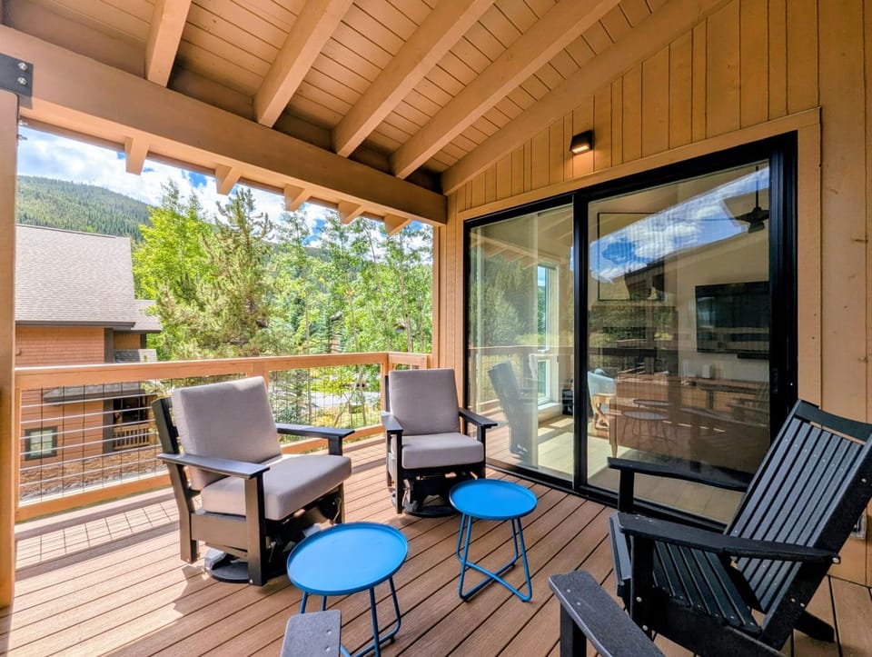 Patio, Day, Summer, Garden, Balcony/Terrace, Seating area, Mountain view