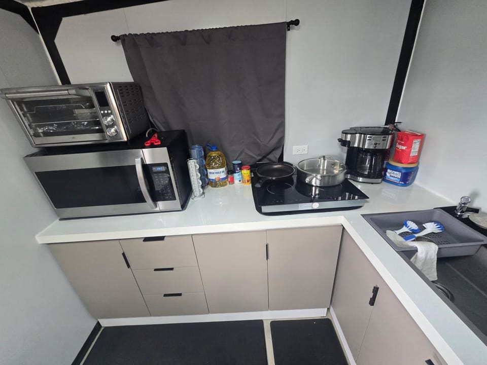 Coffee/tea facilities, Kitchen or kitchenette, microwave, stove, toaster