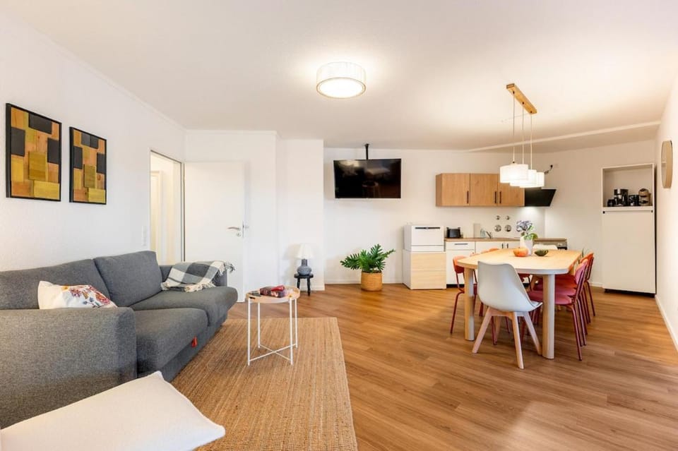 TV and multimedia, Kitchen or kitchenette, Living room, Seating area, Dining area, oven, stove