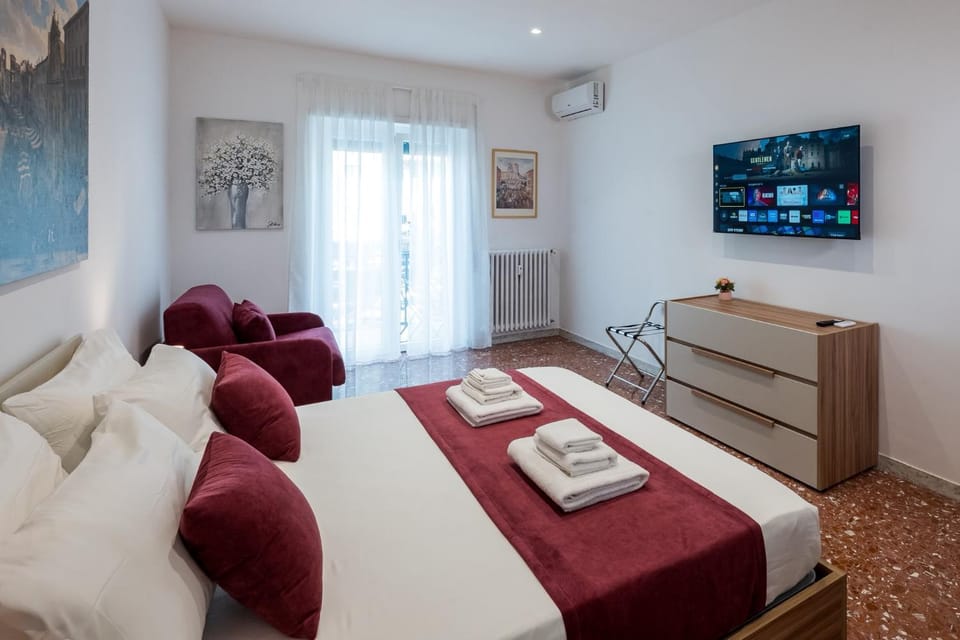 Communal lounge/ TV room, Bed, TV and multimedia, Living room, Photo of the whole room, Seating area, Evening entertainment, Bedroom, towels, air conditioner