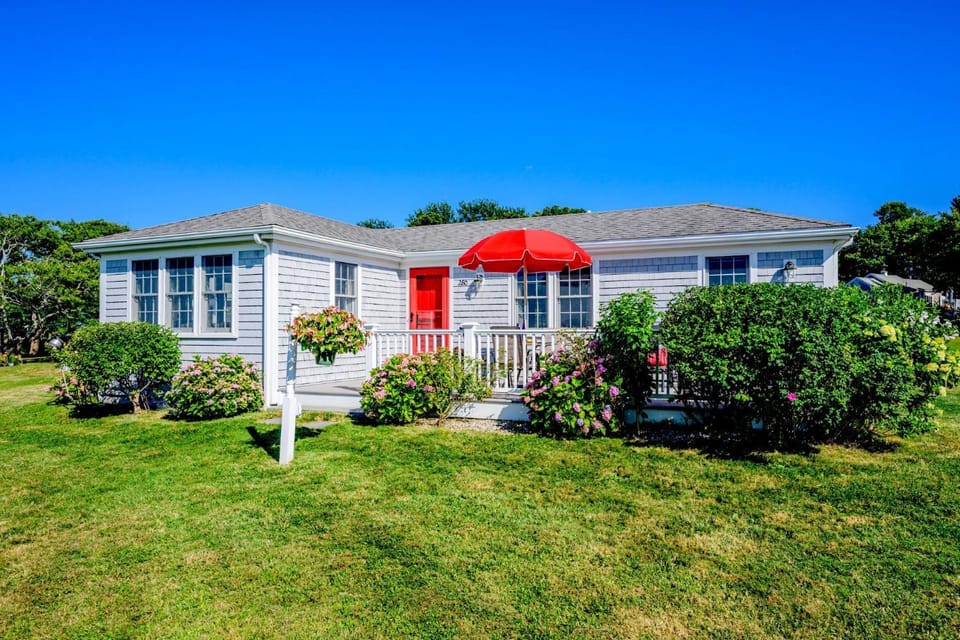 The Winthrop - Beachfront Cape Cottage with private beach House in Cummaquid