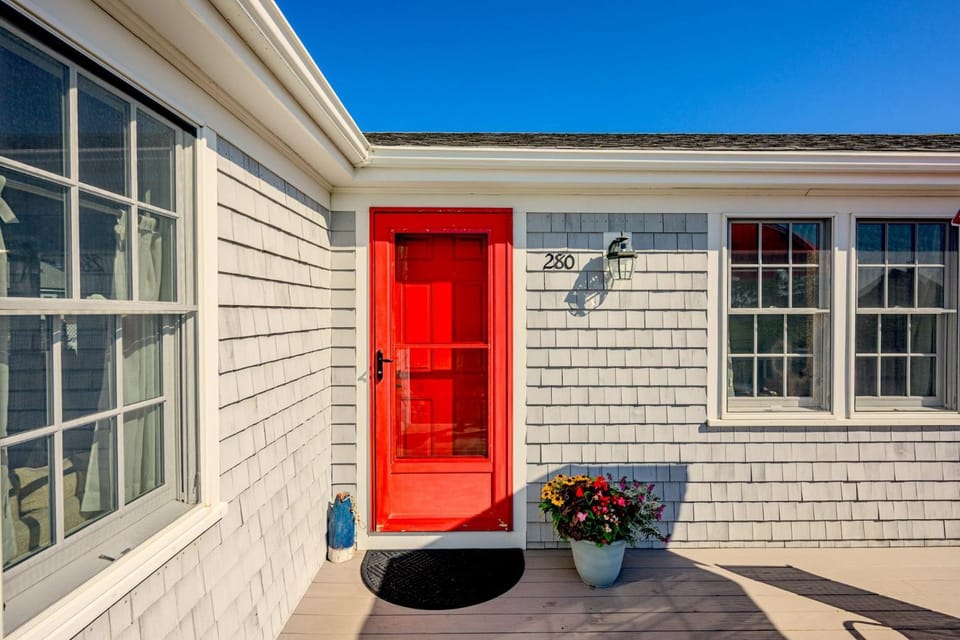 The Winthrop - Beachfront Cape Cottage with private beach House in Cummaquid