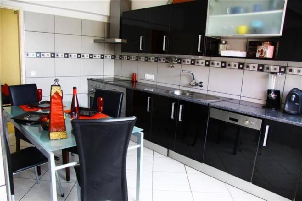 Kitchen or kitchenette, Living room
