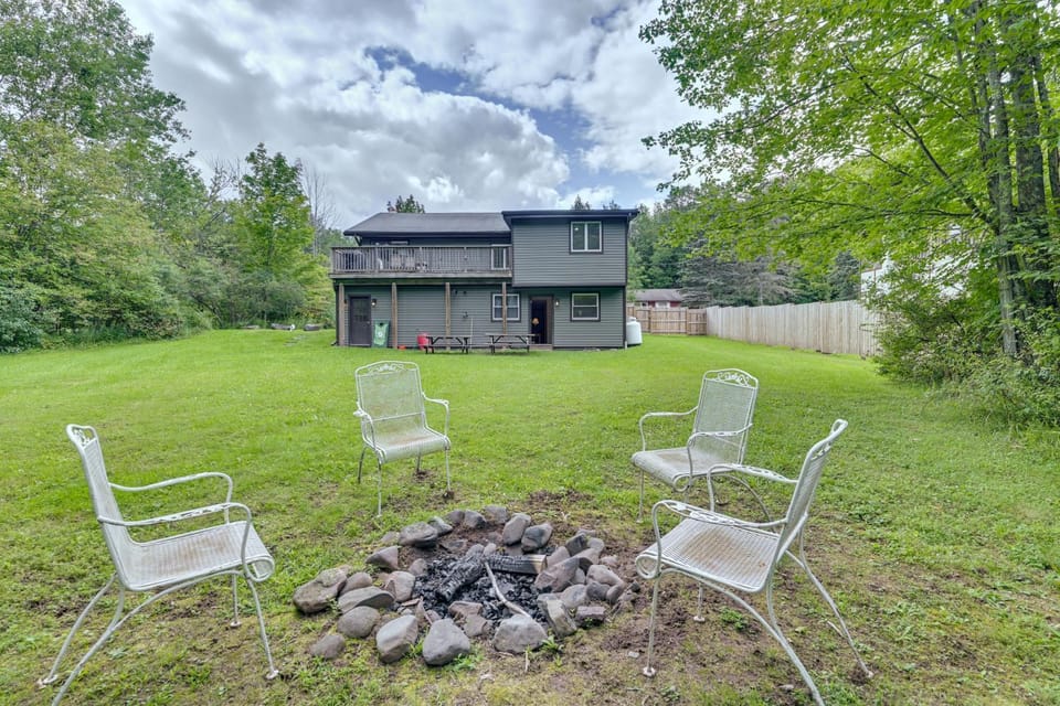 Game Room & Fire Pit! Creekside Catskills Retreat House in Tannersville