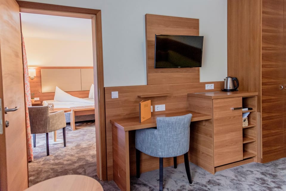 Bed, TV and multimedia, Photo of the whole room, Seating area, Bedroom, hair dresser