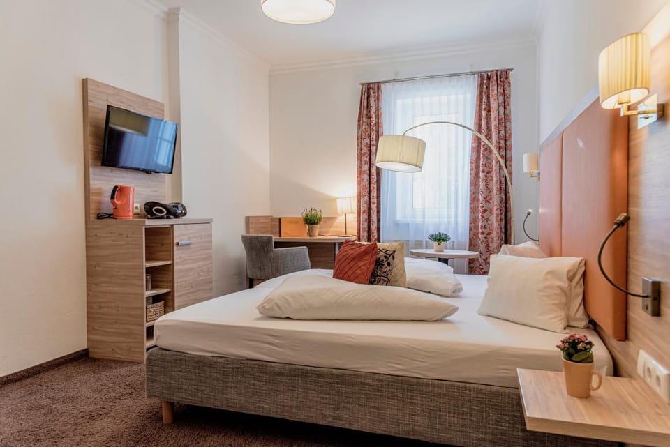 Bed, TV and multimedia, Photo of the whole room, Seating area, Bedroom