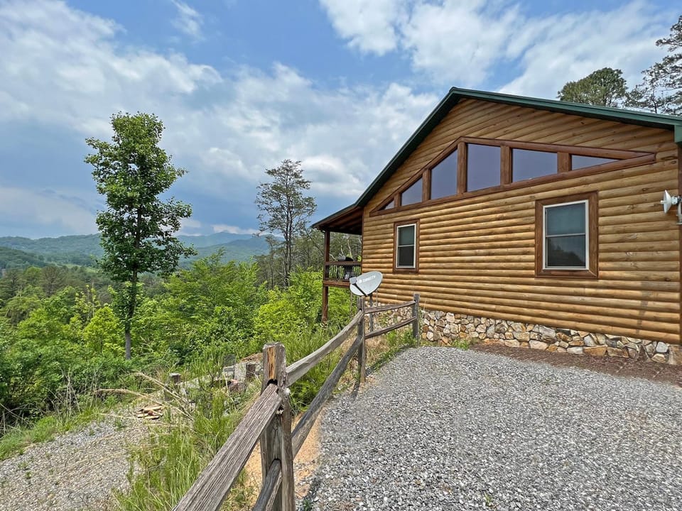 Southern Spirit Beautiful Luxury Cabin in Deep Creek Community Cabin in Bryson City