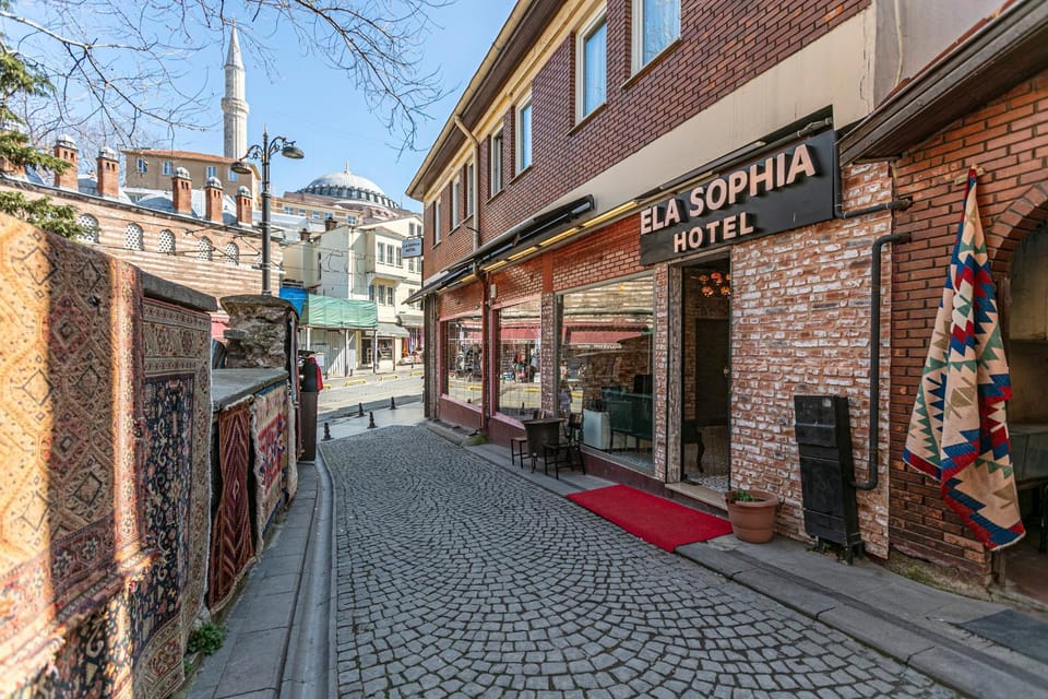 Property building, Restaurant/places to eat, Facade/entrance, Street view, Quiet street view