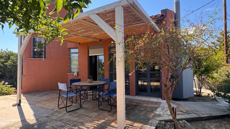 Property building, Patio, Day, Balcony/Terrace, Dining area
