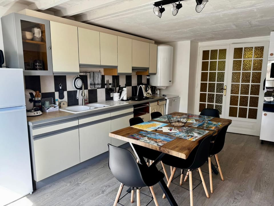 Kitchen or kitchenette, Dining area