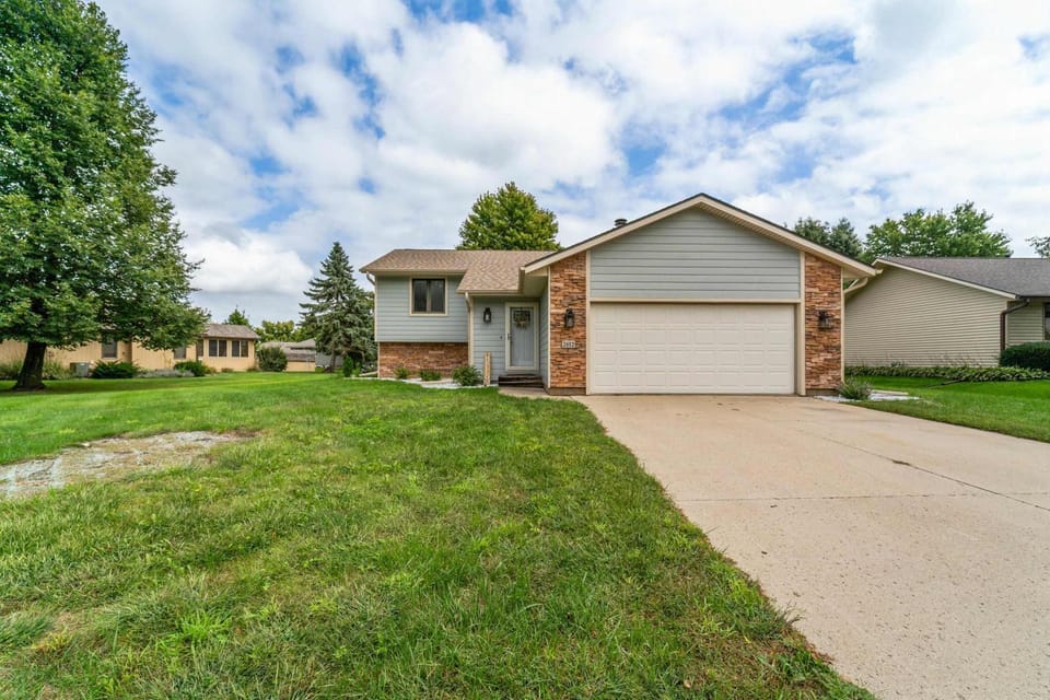 4BR 2BA sleeps 8 Near ISU House in Ames