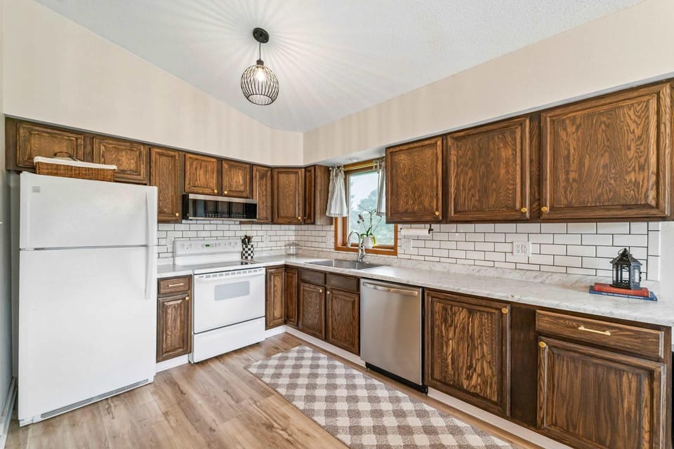 4BR 2BA sleeps 8 Near ISU House in Ames