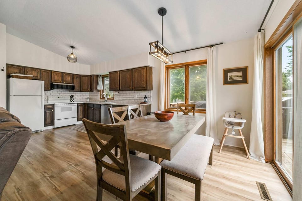 4BR 2BA sleeps 8 Near ISU House in Ames