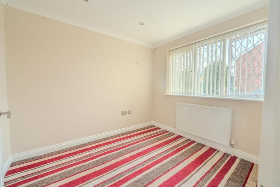 Spacious 4 Bed Home Garden, Garage & Free Parking Apartment in Reading
