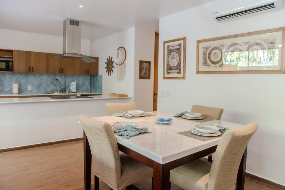 Kitchen or kitchenette, Dining area, air conditioner