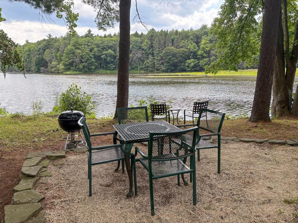 NEW! Berkshire Flat Overlooking Rising Pond! Apartment in Housatonic