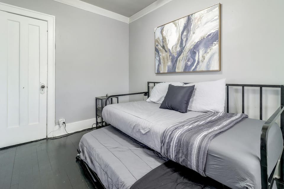 Work & Explore! Apt 6 Mi to Dtwn Detroit Apartment in Dearborn