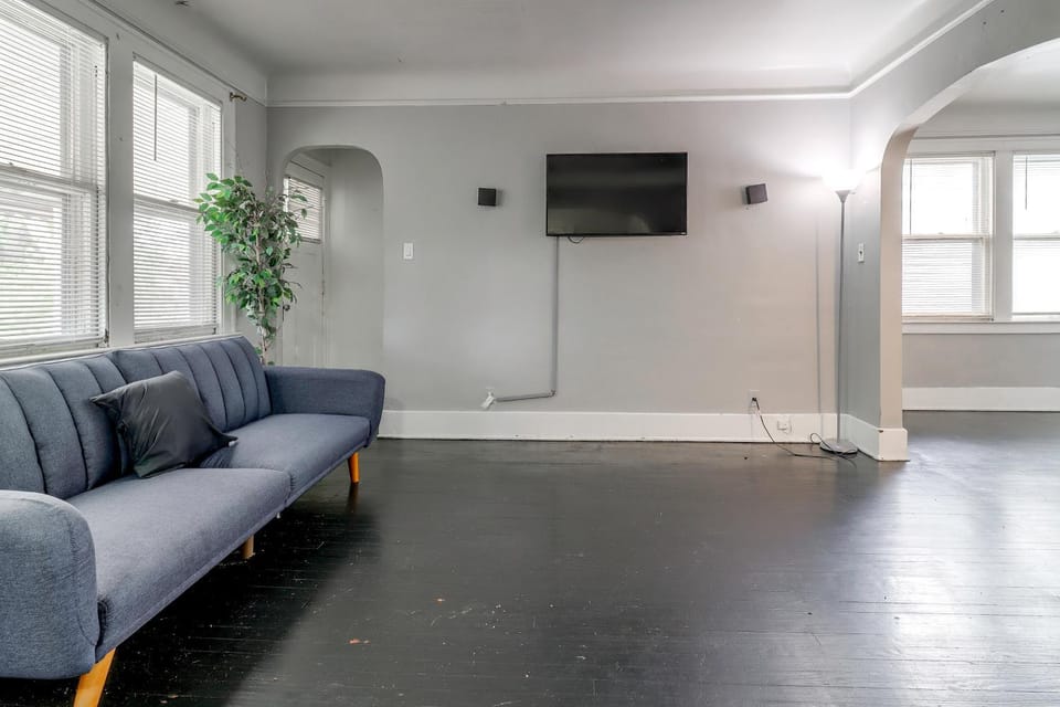 Work & Explore! Apt 6 Mi to Dtwn Detroit Apartment in Dearborn