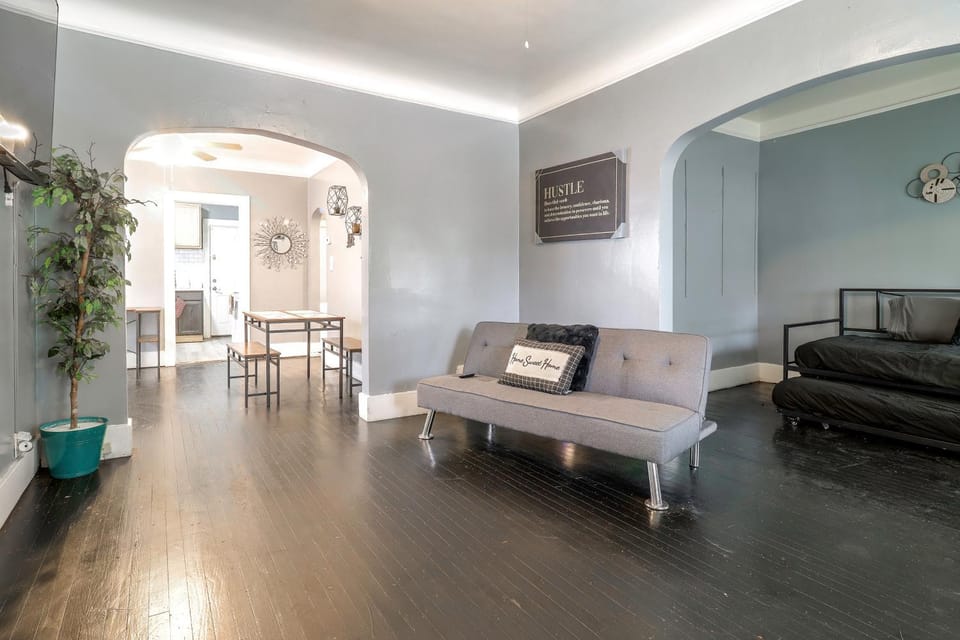 Quaint Apt 6 Mi to Stadiums & Dtwn Detroit! Apartment in Dearborn