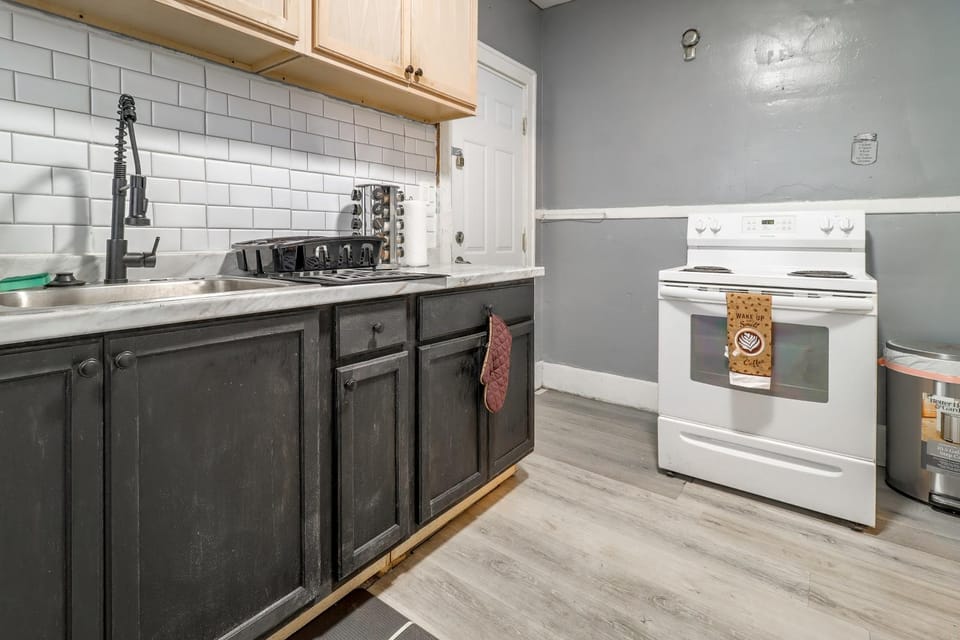 Quaint Apt 6 Mi to Stadiums & Dtwn Detroit! Apartment in Dearborn
