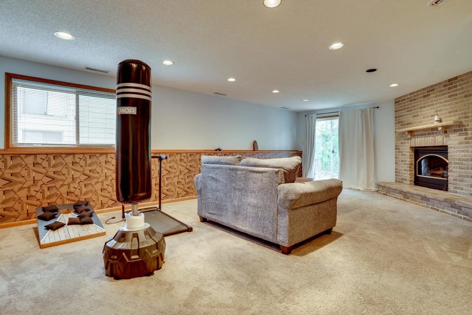 Explore the Twin Cities! Cozy & Spacious Retreat House in Oakdale