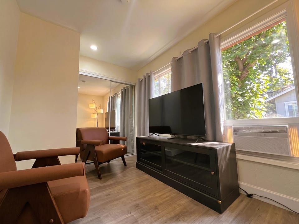 TV and multimedia, Living room, Seating area, Evening entertainment