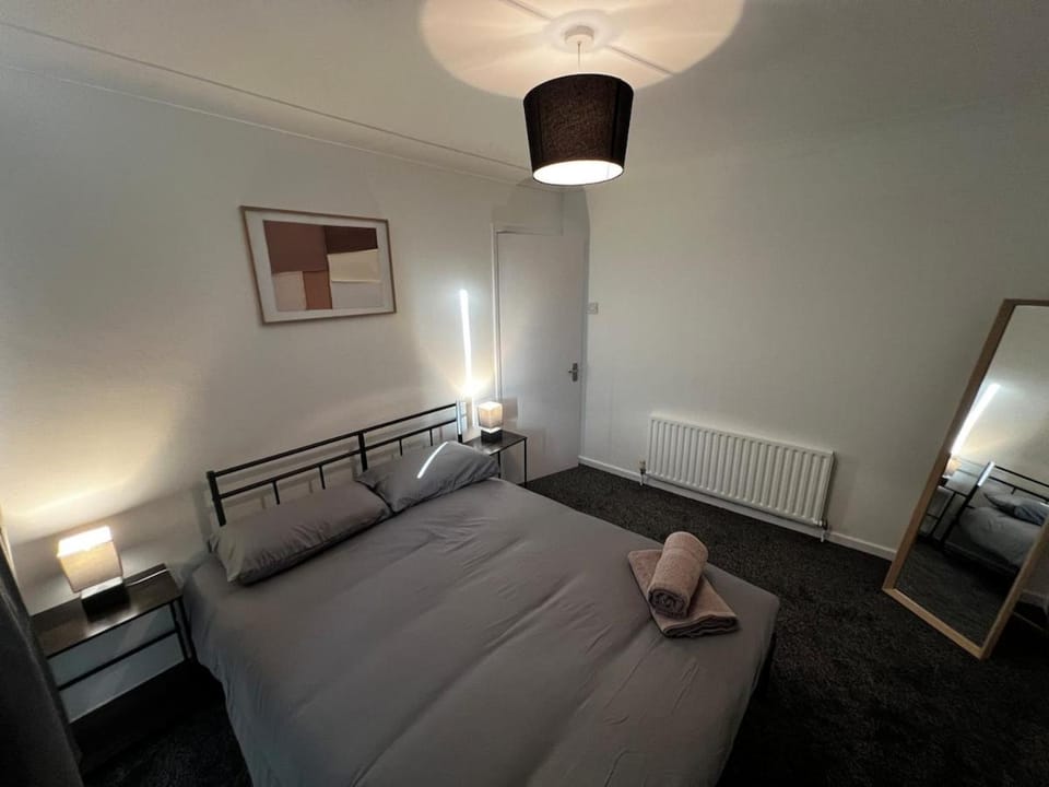 Modern 3 Bed Home in Wolverhampton House in Wolverhampton