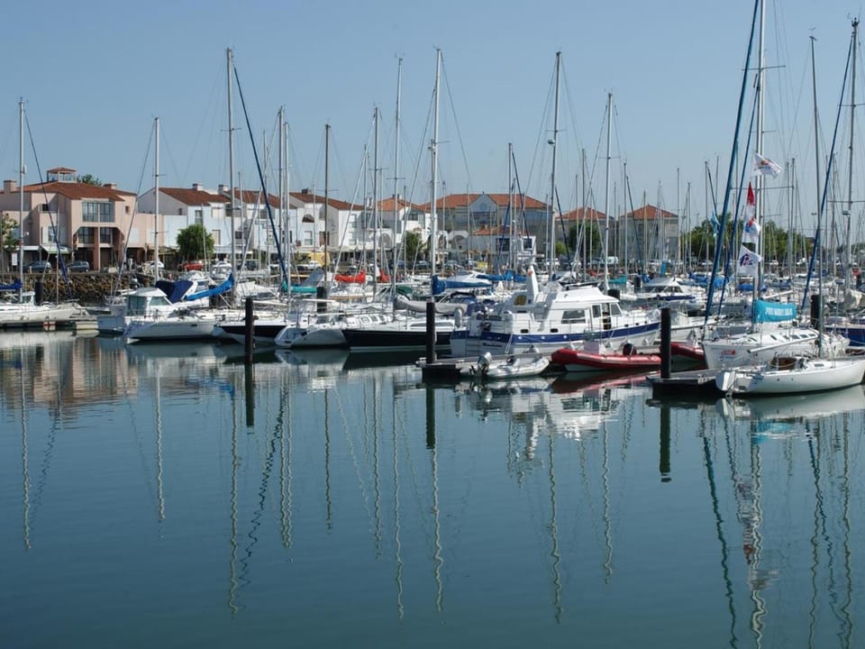 Appartement T3 Lumineux avec Balcon, Garage et Wi-Fi - Plage et Commerces à Proximité Apartment in Les Sables-d'Olonne