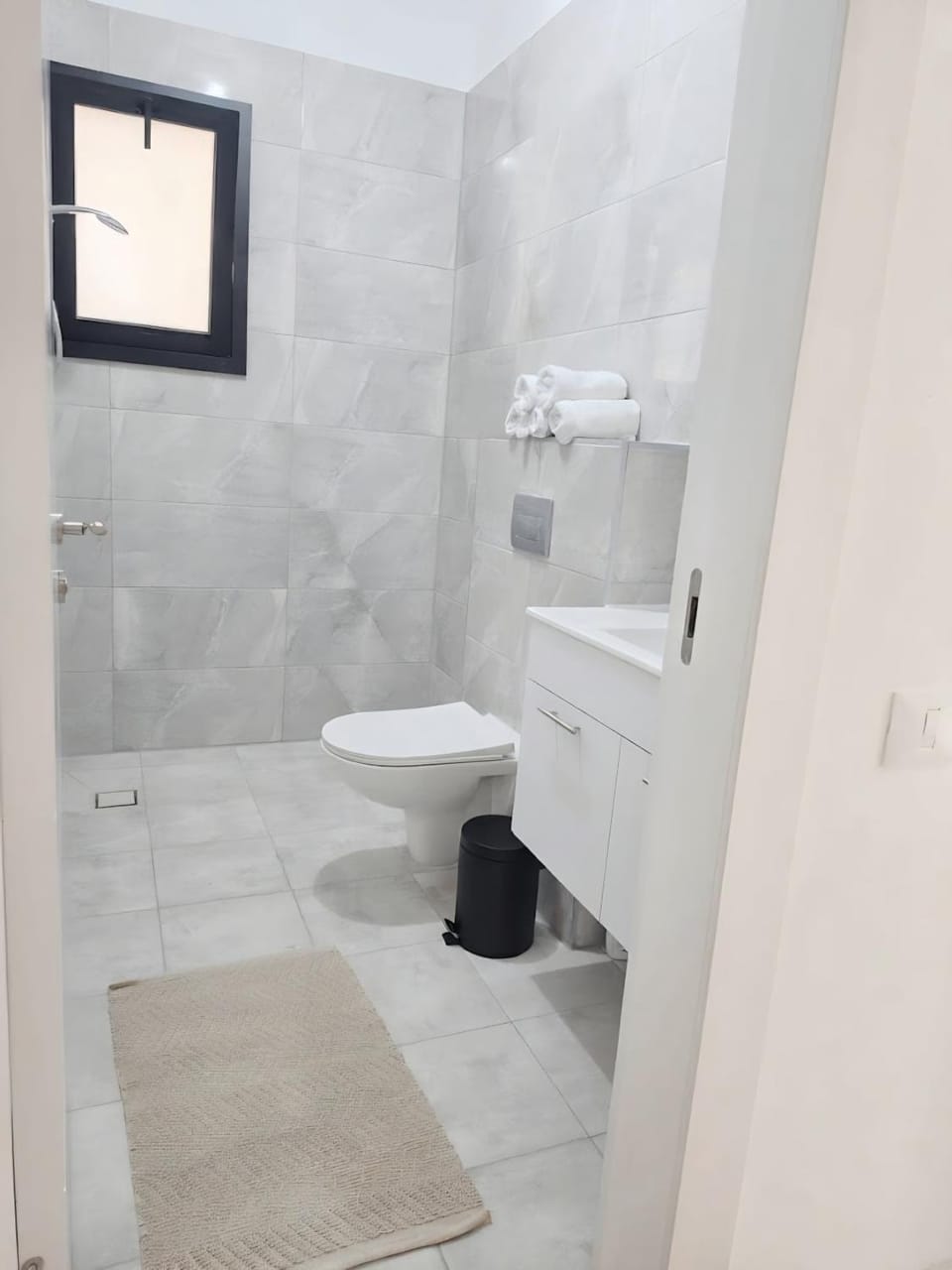 Shower, Toilet, towels
