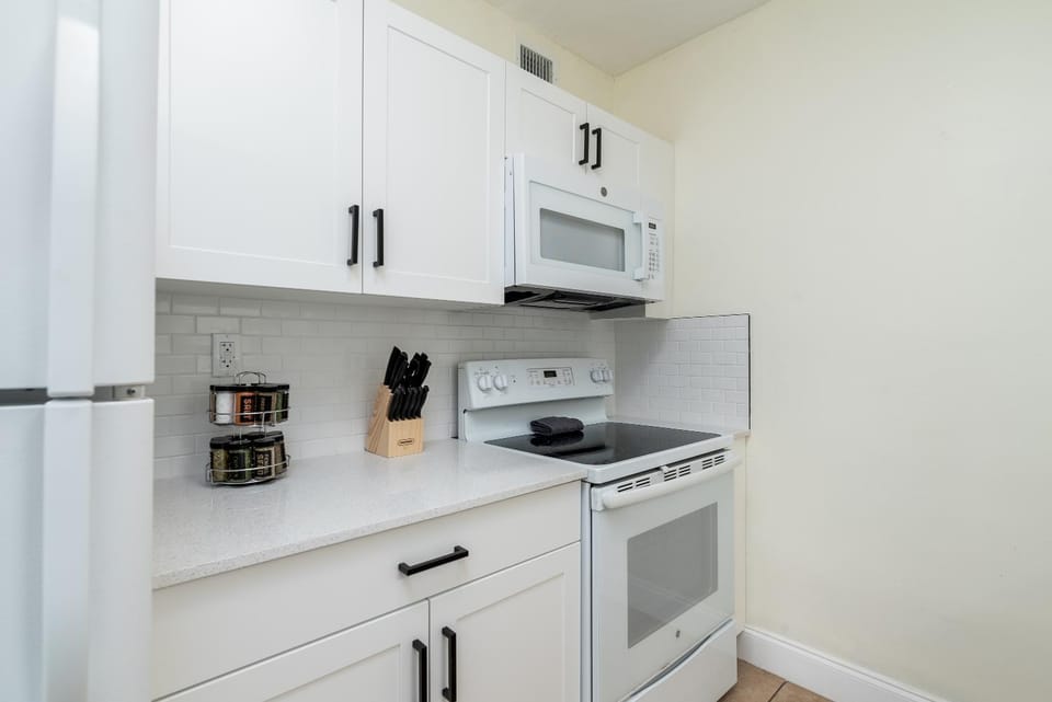 microwave, oven, stove, kitchen