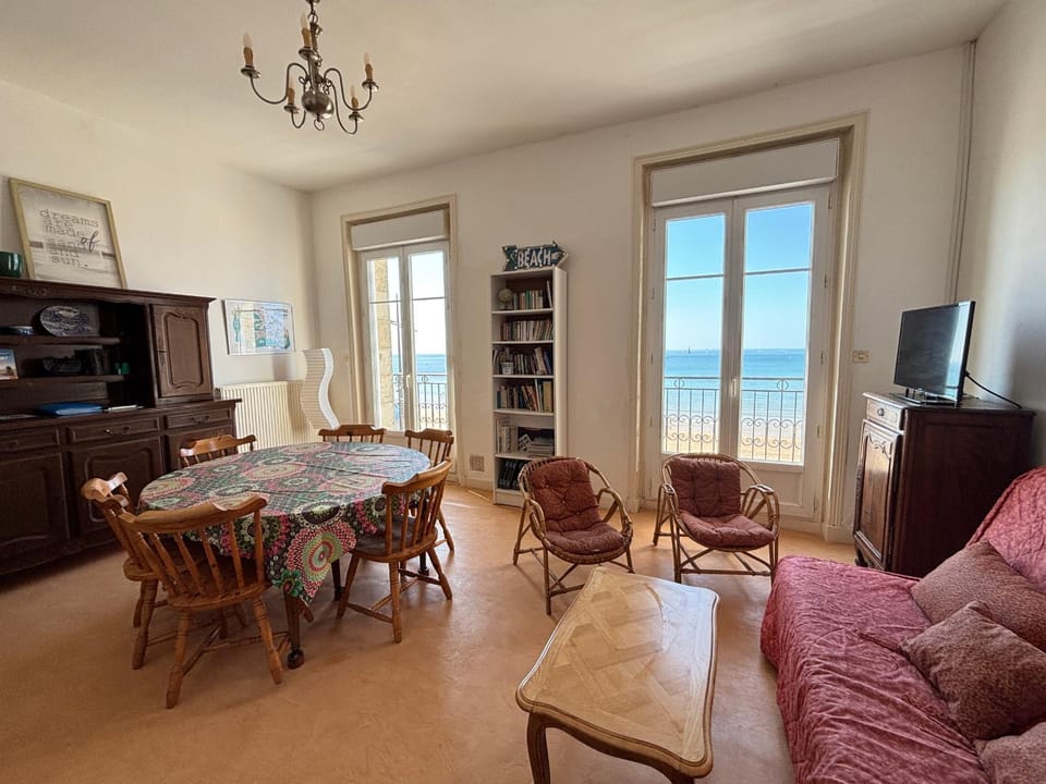 Appartement T4 face mer, proche commerces, 2 balcons, cuisine équipée, 2ème étage sans ascenseur - FR-1-197-271 Apartment in Les Sables-d'Olonne