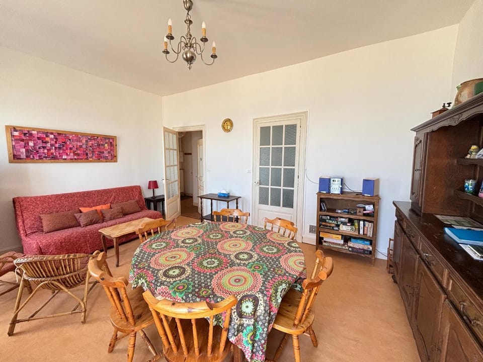 Appartement T4 face mer, proche commerces, 2 balcons, cuisine équipée, 2ème étage sans ascenseur - FR-1-197-271 Apartment in Les Sables-d'Olonne