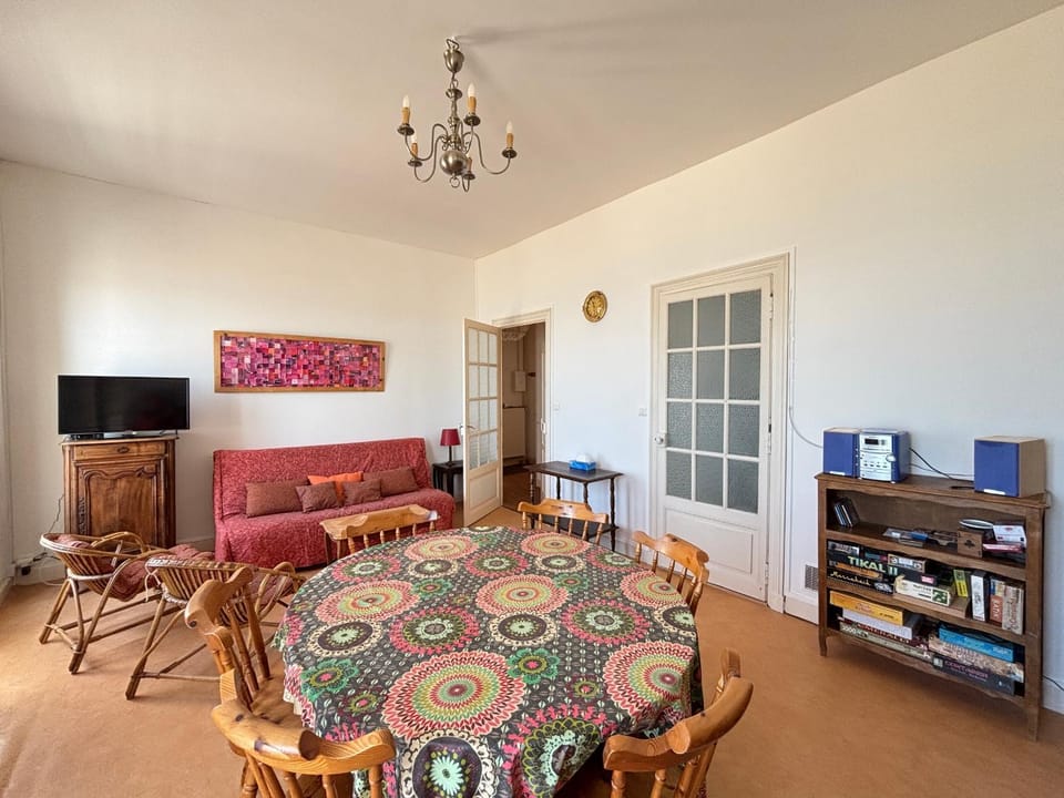 Appartement T4 face mer, proche commerces, 2 balcons, cuisine équipée, 2ème étage sans ascenseur - FR-1-197-271 Apartment in Les Sables-d'Olonne