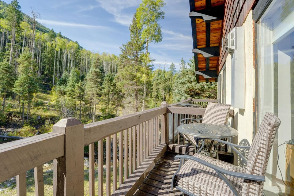 Mtn-View Taos Ski Valley Condo: 2 Mi to Slopes! Apartment in Taos Ski Valley