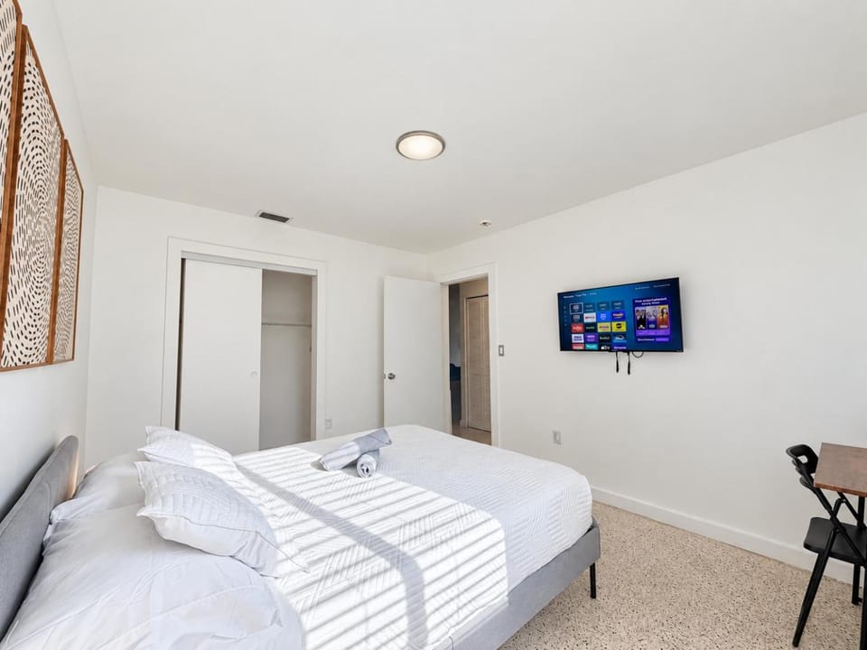 Bed, TV and multimedia, Bedroom, wardrobe