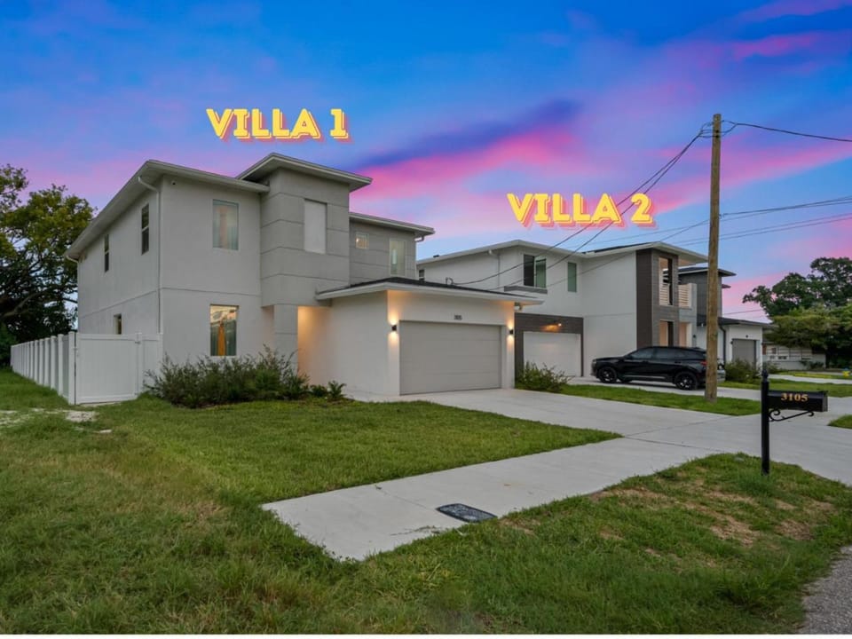 Tampa Grand Twin Villa Estate 11BR 2 Pools Sleeps 30 House in Tampa