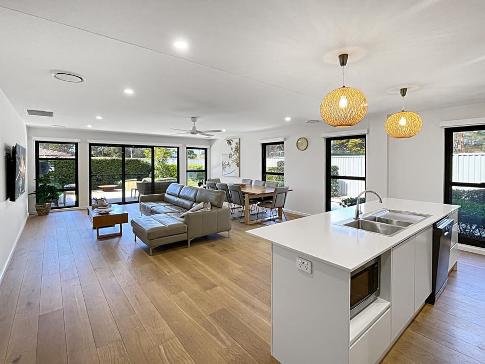 Coastal Pool 3-Bed Townhouse Near Broulee Beach House in Broulee