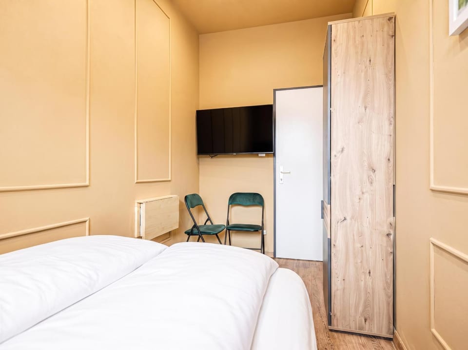 Bed, TV and multimedia, Bedroom