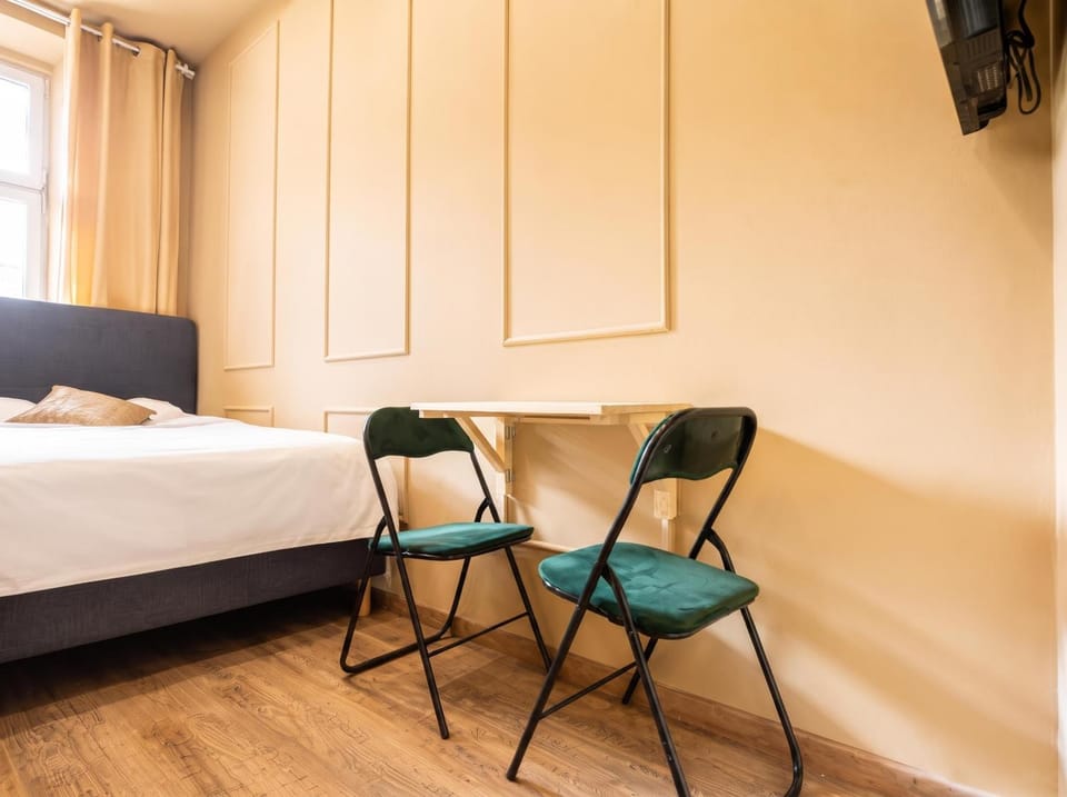 Bed, TV and multimedia, Seating area, wardrobe